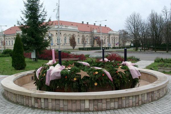 Adventi gyertyagyújtás a városban