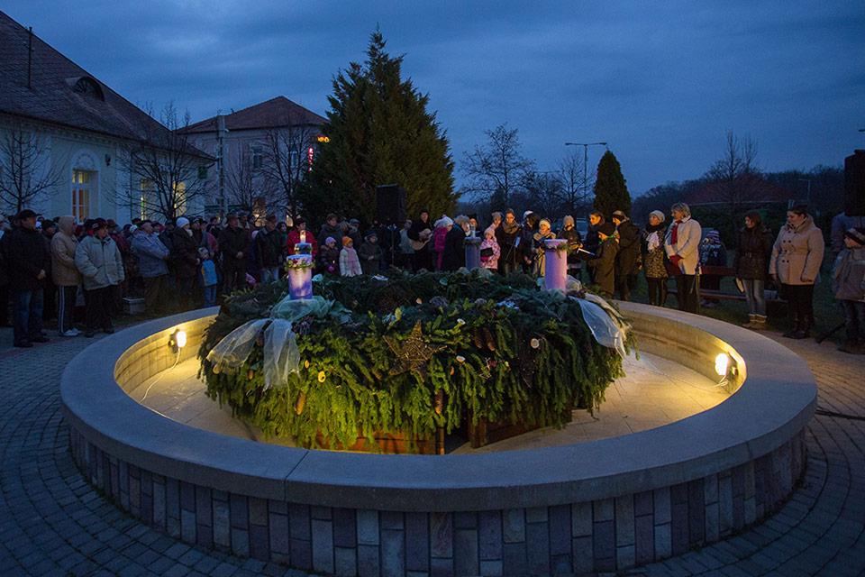 Adventi gyertyagyújtás a városban