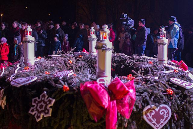 Adventi gyertyagyújtás a városban