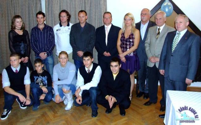 Évadzáró vacsora (A fényképen láthatók állva balról jobbra: Lövei Kitti, Gyertyános Gergely, Kajner Gyula, Hüttner Csaba, Kovács Gábor, Kovácsné Kozma Diána, Angyal Zoltán, Baráth Etele, Várfi András; elöl: Gellai Tamás, Csatári Bence, Janics Natasa, Tótka Sándor, Kiss Csaba)