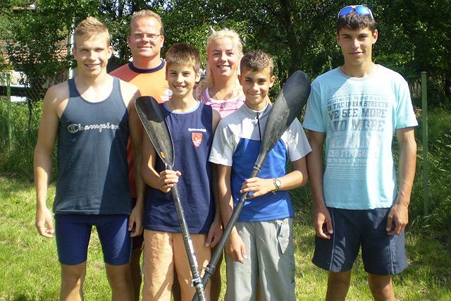 Máris négy magyar bajnok a Körös Kajaknál (A képen láthatók: hátul: Kovács Gábor, Kovácsné Kozma Diána, elöl: Gellai Tamás, Bótos Attila, Csatári Bence, Tótka Sándor)