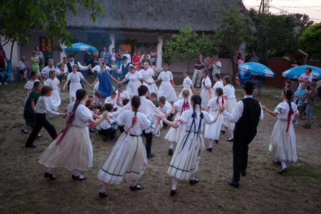 Suttyomba Népzenei Fesztivál tűzugrással