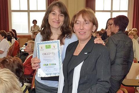 Zöld Óvoda cím (A képen: Cserenyecz Éva intézményegység-vezető és Ágostonné Farkas Mária igazgatónő)