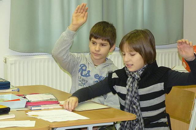 " Jó szóval oktasd, játszani is engedd..."