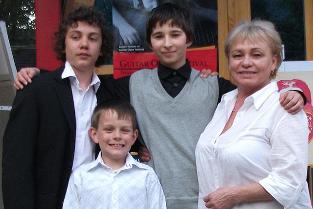 Újabb gitáros sikerek Szabadkán (A képen: Kurilla Zoltán, Mertz Ádám, Füzes András a verseny után Szabó Mária tanárnővel)