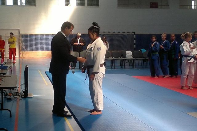 Győzelemmel búcsúzott Csinci az ifi válogatottságtól! (A képen Nagy György MJSZ főtitkár adja át az aranyérmet Siroki Ibolyának)