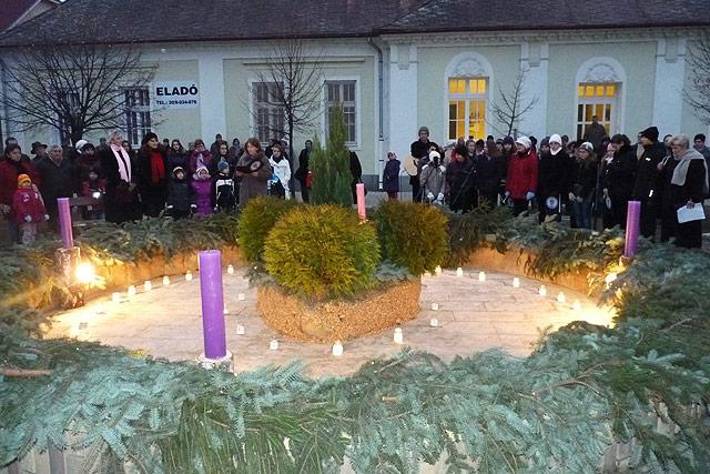 Adventi gyertyagyújtás a Szabadság téren