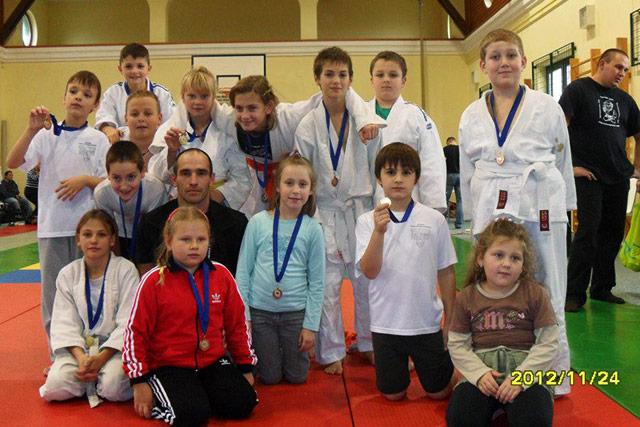 Tizenöt érem hazai pályán