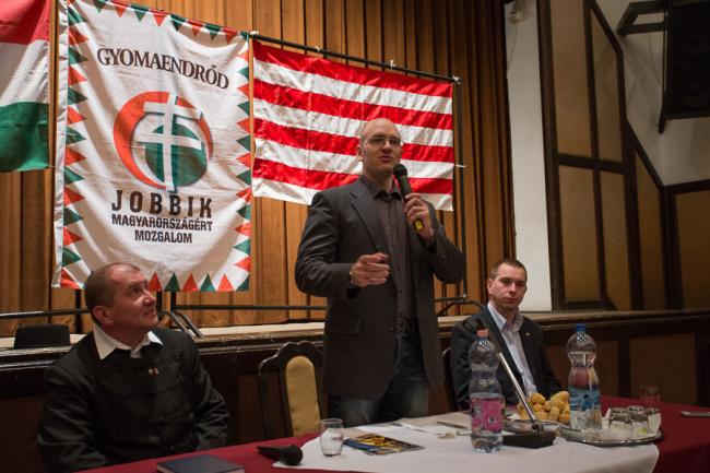 Devizahiteles fórumot tartott Gyomaendrődön Z. Kárpát Dániel, a Jobbik képviselője (A képen: Arnóczi István János , Z. Kárpát Dániel , Samu Tamás Gergő)