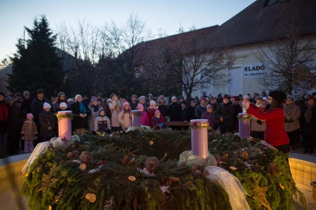 Gyertyagyújtással köszöntötték advent első vasárnapját a helyi iskolások és városunk lakói
