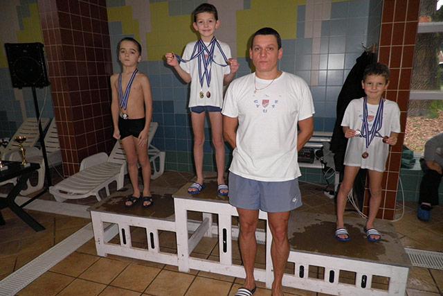 Kiváló teljesítmények az úszóversenyen