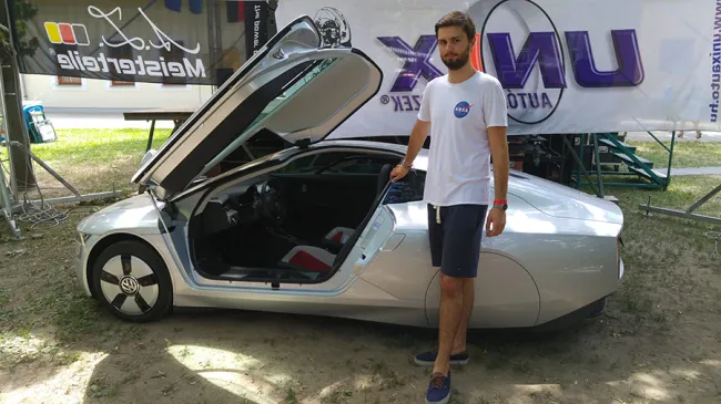 XXI. Nemzetközi Volkswagen "BOGÁR" Találkozó Gyomaendrődön - (A képen: Volkswagen XL1-es elektromos tanulmány autó és tulajdonosa Giricz Péter)