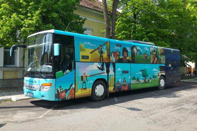 Arany-busz parkol a Határ Győző Városi Könyvtár előtt