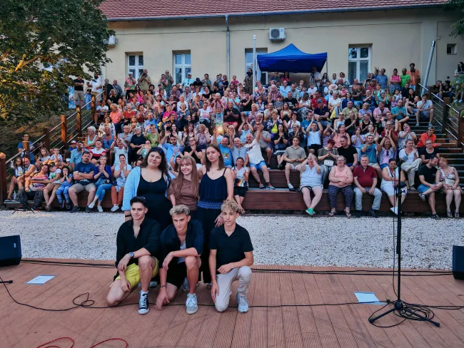 Zsúfolásig megtelt a Víziszínpad a Körösparti esték első rendezvényén