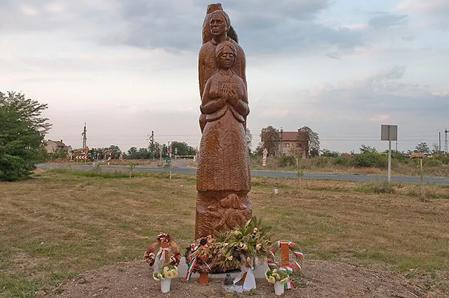 Monumentele şcoliilor din Varjas şi Nagylapos