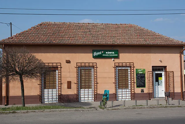 Kónya zöldség-gyümölcs, palackozott italok boltja 2