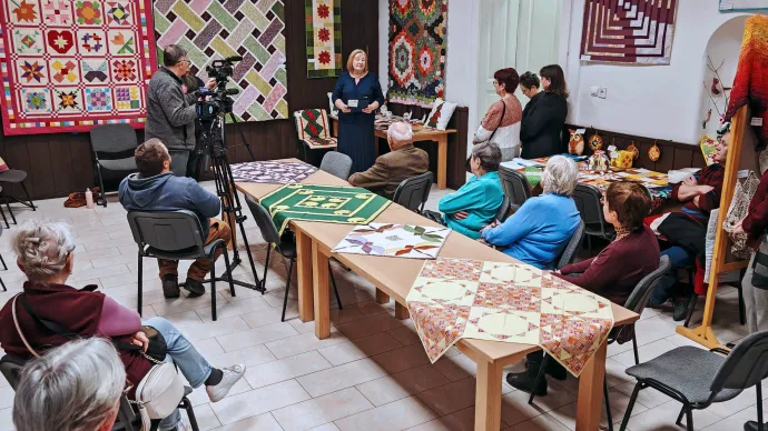 Hagyomány és modernitás egy helyen - „Körös-Körül Folt” Hímző és Foltvarró Kör kiállítása