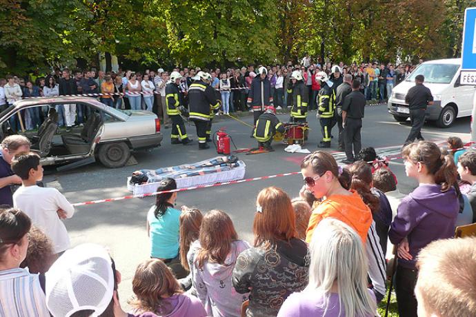 Drogpreveciós céllal diszkóbalesetet szimuláló gyakorlat (A képen: A nappali órákban eljátszott hatásos jelenetet többszáz fiatal kísérte végig.)