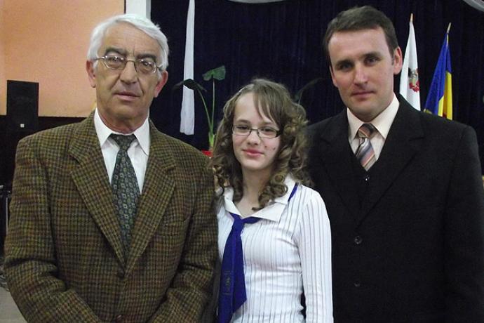 Szavalóversenyen Erdélyben (A képen: Hunya Réka - Jámbor Gyulával, a Nyugati Jelen újság szerkesztőjével és Szabó Attilával a Simonyifalvi Általános Iskola igazgatójával)