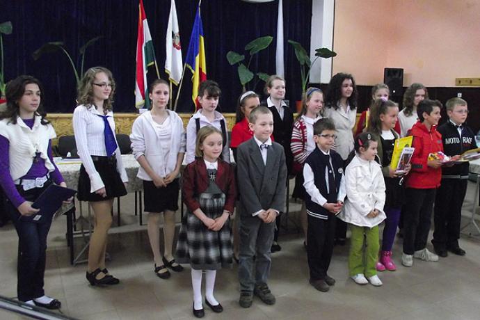 Szavalóversenyen Erdélyben (A képen: A díjazott gyerekek körében)