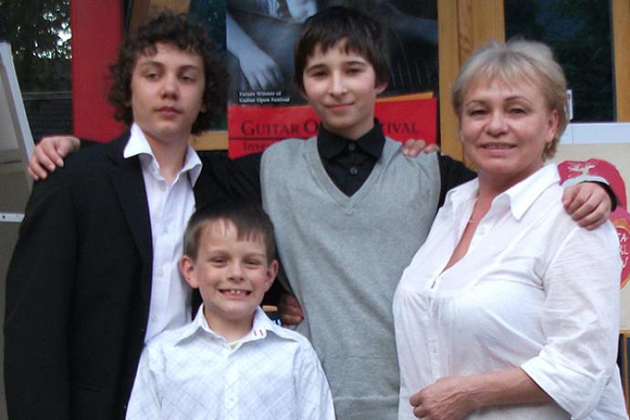 Újabb gitáros sikerek Szabadkán (A képen: Kurilla Zoltán, Mertz Ádám, Füzes András a verseny után Szabó Mária tanárnővel)