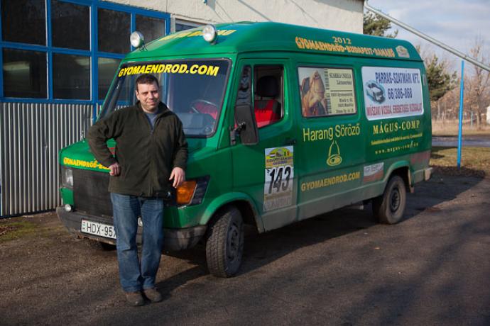 Gyomaendrődi induló a Budapest-Bamako idei futamán (Kohn Viktor és 143-as rajtszámú Mercedes 308 autója)