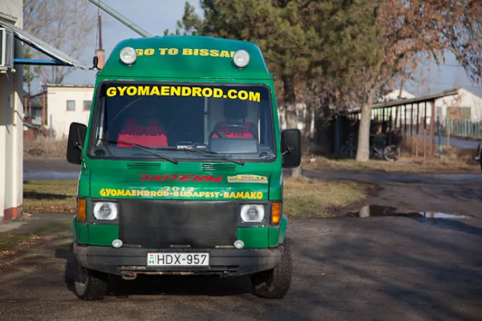 Gyomaendrődi induló a Budapest-Bamako idei futamán (143-as rajtszámú Mercedes 308 autó)