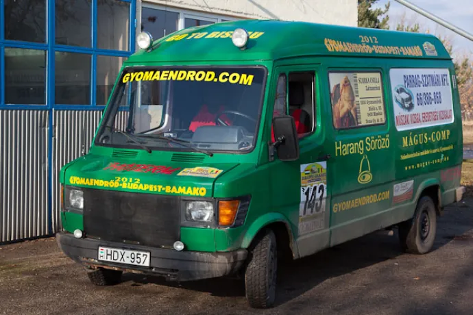 Gyomaendrődi induló a Budapest-Bamako idei futamán (143-as rajtszámú Mercedes 308 autó)