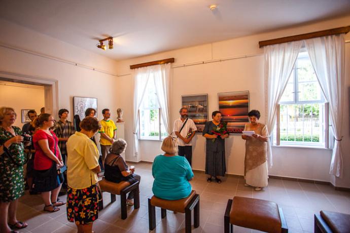 Új kiállítások a Városi Képtárban (A képen: Kállai Júlia és Szőke János Kóris Györgyné kuratóriumi elnök társaságában)