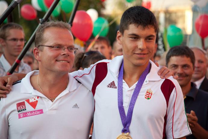 Tótka Sándor két aranyat szerzett az Ausztrál Ifjúsági Olimpiai Fesztiválon (A képen: Kovács Gábort (Edző) és Tótka Sándor)