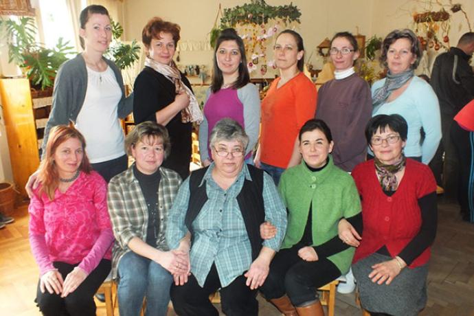 Húsvéti Játszóház a Selyem úti Gyermekliget Óvodában (A képen: Felső sor: Porubcsánszki Andrea, Dávid Imréné, Farkas Katalin, Farkasinszkiné Kiszely Tünde, Kovács Anikó, Szabóné Szónya Györgyi; Alsó sor: Gerhártné Paraszt Renáta, Wolfné Kereki Tünde, Szabó Istvánné, Giricz Klára és Porubcsánszki Sándorné.)