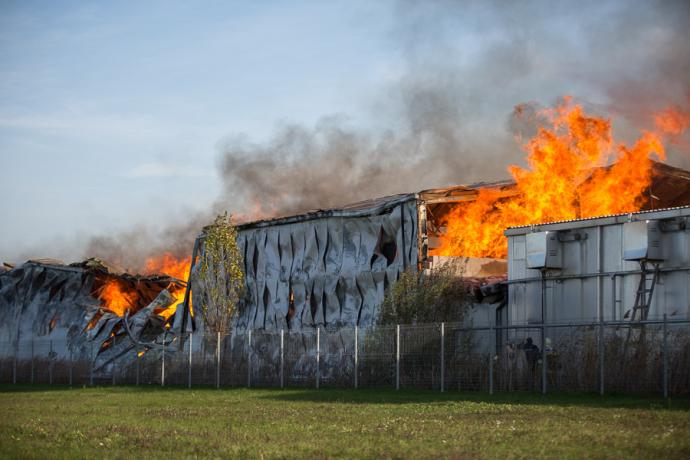 Kigyulladt egy raklapüzem egyik gyártócsarnoka Gyomaendrődön