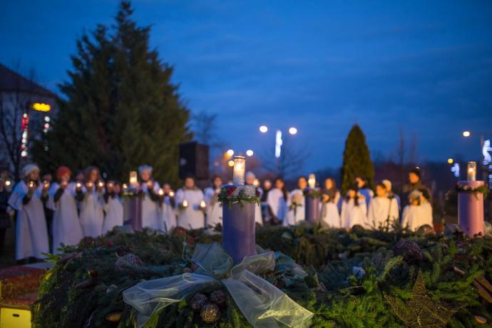 Mind a négy gyertya ég az adventi koszorún Mind a négy gyertya ég az adventi koszorún