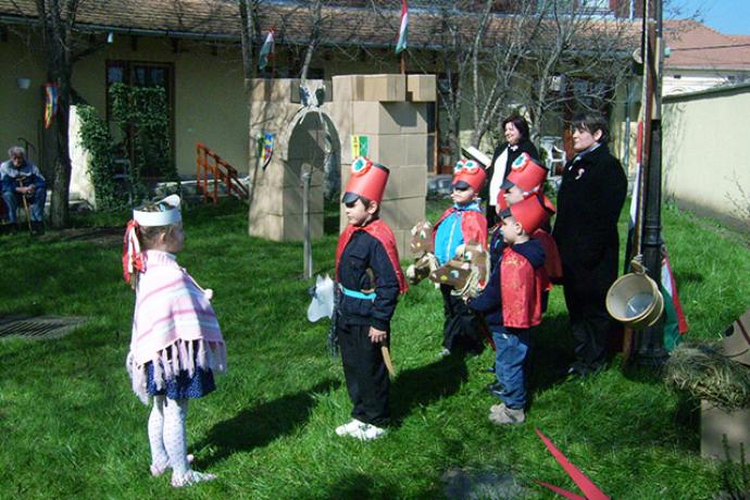 "Jönnek a huszárok" - megemlékezés a Vásártéri Óvodában és Bölcsődében