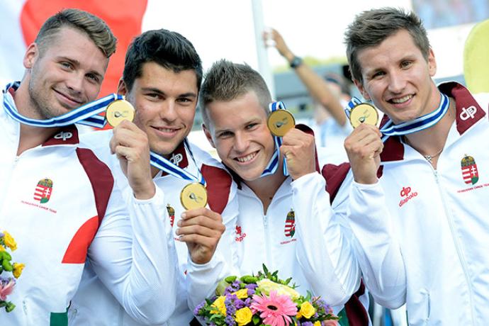 Kajak-kenu vb - Aranyérmes Tótka Sándor a férfi kajakváltó tagjaként - (Az aranyérmet szerzett férfi kajakváltó tagjai, Dudás Miklós, Tótka Sándor, Nádas Bence és Hérics Dávid (b-j) a K-1 váltó, 200 méteres versenyszám eredményhirdetésén, a moszkvai kajak-kenu világbajnokságon 2014. augusztus 10-én. MTI Fotó: Kovács Tamás)
