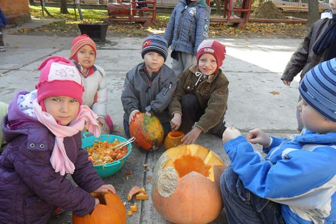 A Vásártéri Óvoda és Bölcsőde fáklyás felvonulást tartott Halloween alkalmából