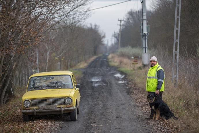 Több mint ezer robbanótestet találtak a földben Gyomaendrőd határában - (Mezőőr és kutyája - a terület le van zárva a katasztrófaturisták elől)