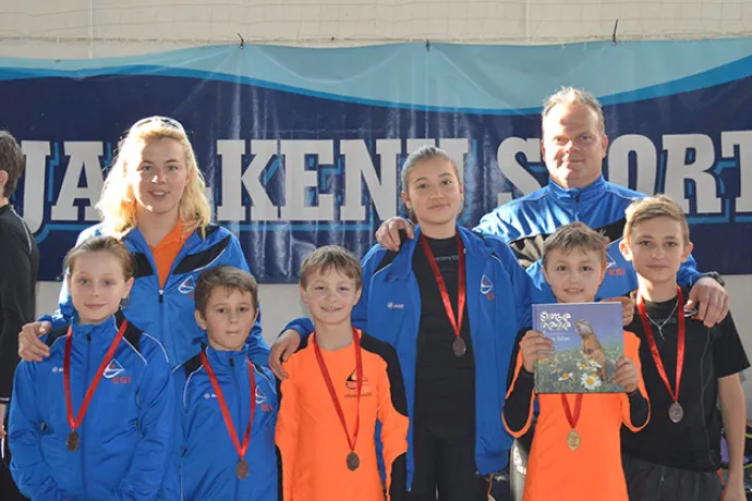 Biztató szezonkezdés a KSI-nél - (Fodor Napsugár, Kovácsné Kozma Diána, Gyetvai Csongor, Nagy Ágoston, Kalmár Lilla, Nagy Dominik, mögötte Kovács Gábor és Dékány Gergő)