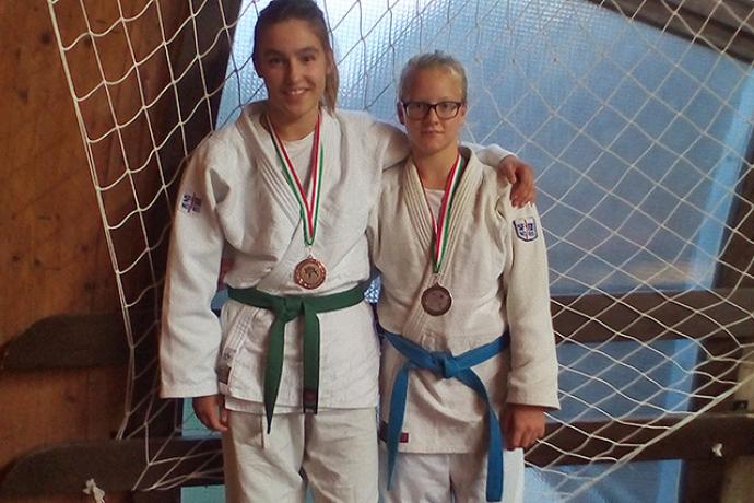 Két érem az Atom Kupáról - (A képen: Fehér Dóra és Sóczó Rebeka)