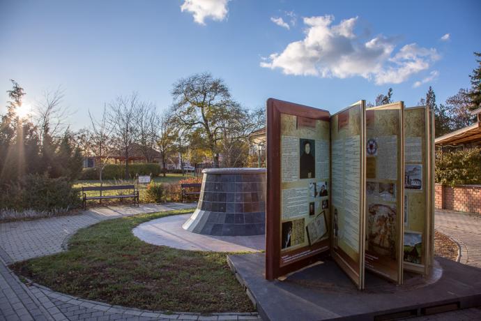 Embernagyságú kültéri Evangélikus képeskönyv Gyomaendrődön