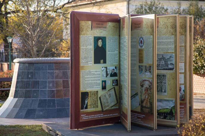 Embernagyságú kültéri Evangélikus képeskönyv Gyomaendrődön