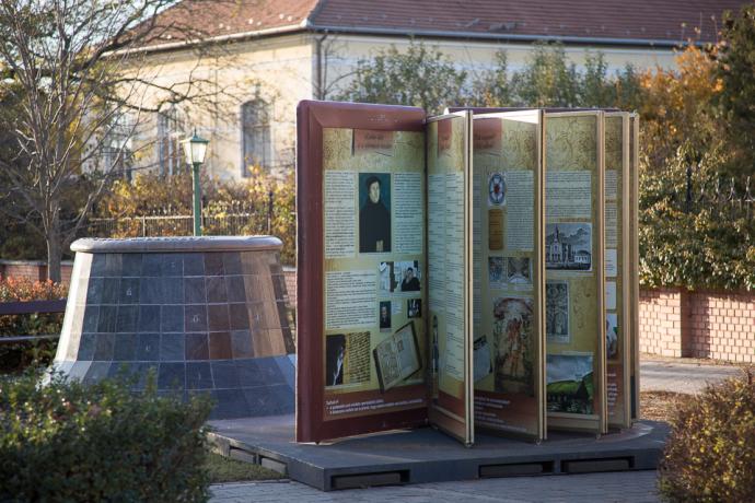 Embernagyságú kültéri Evangélikus képeskönyv Gyomaendrődön