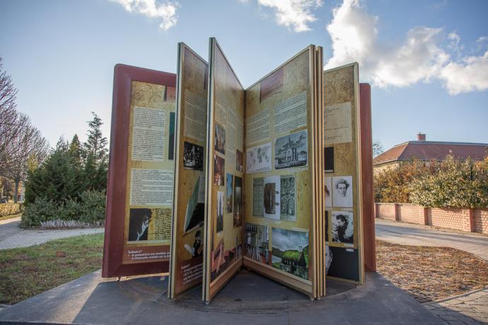 Embernagyságú kültéri Evangélikus képeskönyv Gyomaendrődön