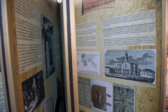 Embernagyságú kültéri Evangélikus képeskönyv Gyomaendrődön