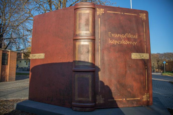 Embernagyságú kültéri Evangélikus képeskönyv Gyomaendrődön