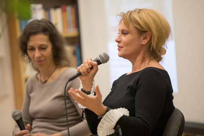 Hegyi Barbara - Abraka Babra szívvel, szenvedéllyel - (A képen: Hegyi Barbarával Szűcs Anikó újságíró beszélget.)