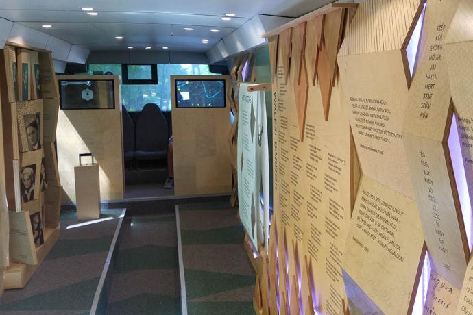 Arany-busz parkol a Határ Győző Városi Könyvtár előtt - (Az interaktív kiállítás látványosan mutatja be Arany életművét)