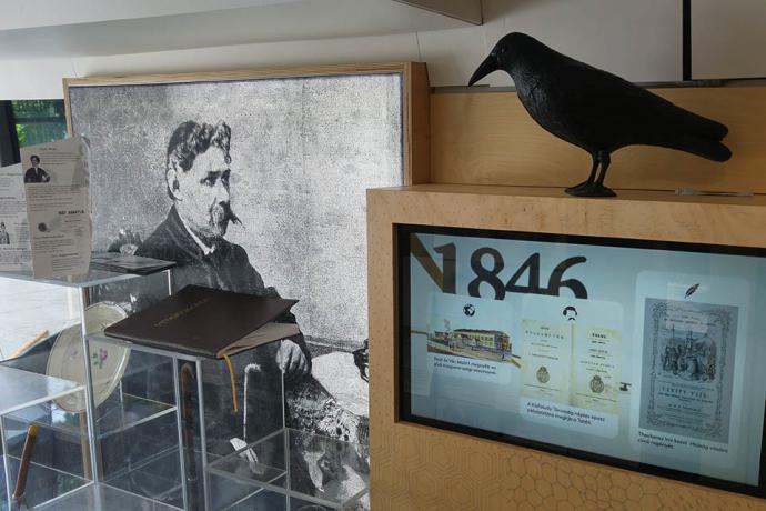 Arany-busz parkol a Határ Győző Városi Könyvtár előtt - (Az interaktív kiállítás látványosan mutatja be Arany életművét)