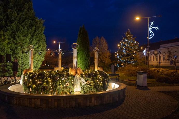 Adventi gyertyagyújtás Gyomaendrőd főterén - Mind a négy gyertya ég az adventi koszorún