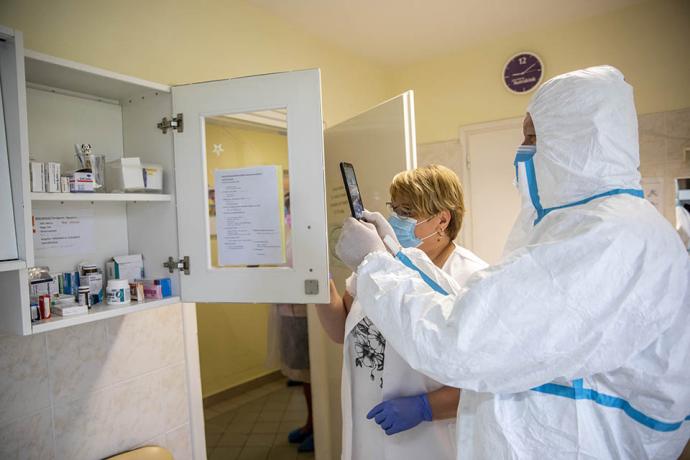 A gyomaendrődi idősek otthonát is ellenőrizték - (A képen: Gondáné Cserenyecz Andrea egységvezető ápoló és a Békés Megyei Kormányhivatal járványügyi ellenőre a gyomaendrődi Térségi Szociális Gondozási Központ Őszi Napsugár Idősek Otthonában.)